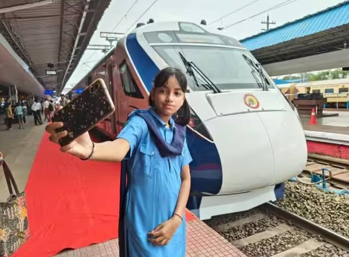 शाळकरी मुलांना या नवीन तंत्रज्ञानाच्या ट्रेन्सबाबत वेगळंच नवल वाटतं.