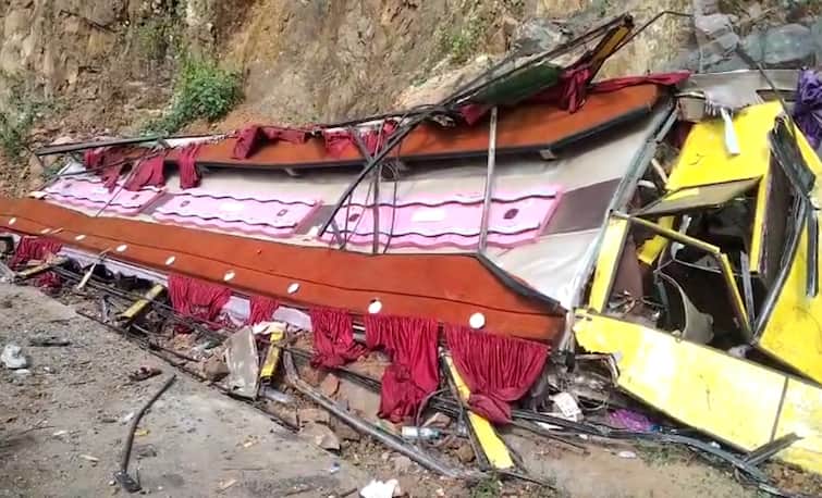 Luxury bus accident on Ambaji Hadad road, more than 20 injured Banaskantha: શ્રદ્ધાળુઓ ભરેલી અંબાજી જતી બસ પલટી જતા 20થી વધુ લોકો ઈજાગ્રસ્ત, પથ્થરને ટકરાતા બસનું છાપરું ઉડી ગયું