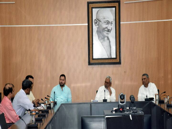 CM Nitish Kumar called Bihar cabinet meeting met RJD leader Lalu Prasad Yadav Nitish Cabinet: आनन-फानन में CM नीतीश ने बुलाई कैबिनेट की बैठक, लालू यादव से की मुलाकात, क्या कुछ होने वाला है बड़ा?