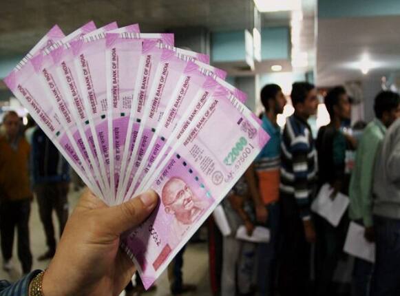 2000 Rupees Note Exchange: ਭਾਰਤੀ ਰਿਜ਼ਰਵ ਬੈਂਕ ਨੇ ਸਾਰੇ ਨਾਗਰਿਕਾਂ ਨੂੰ 30 ਸਤੰਬਰ 2023 ਤੱਕ 2000 ਰੁਪਏ ਦੇ ਨੋਟ ਜਮ੍ਹਾ ਕਰਵਾਉਣ ਲਈ ਕਿਹਾ ਹੈ। ਅਜਿਹੇ 'ਚ ਇਨ੍ਹਾਂ ਨੋਟਾਂ ਨੂੰ ਜਮ੍ਹਾ ਕਰਵਾਉਣ ਦੀ ਸਮਾਂ ਸੀਮਾ ਨੇੜੇ ਆ ਰਹੀ ਹੈ।