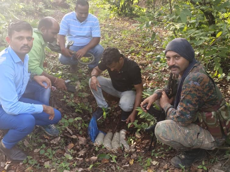 Maharashtra Gadchiroli police action on naxalist Explosives buried in the ground were seized detail marathi news Gadchiroli News :  गडचिरोली पोलिसांनी माओवाद्यांच्या घातपाताचा मोठा डाव उधळला ,जमिनीत पुरलेली स्फोटके केली जप्त