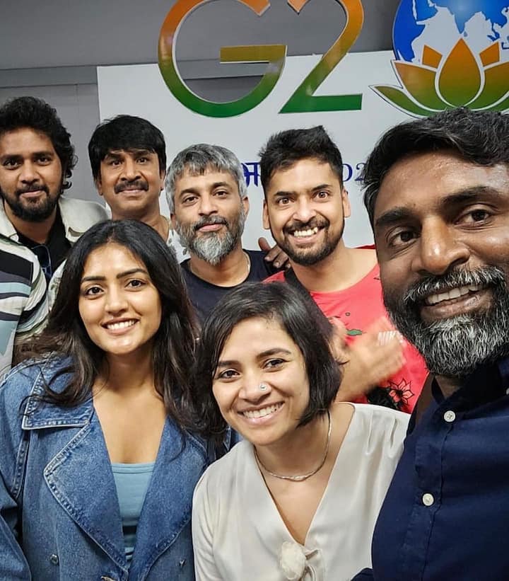 సైమా అవార్డులకు వెళ్తూ స్టార్స్ ఫొటోలు తీసుకున్నారు.