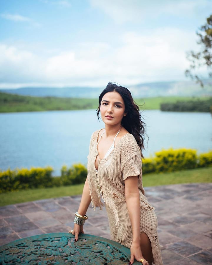 Jasmin is making her followers' hearts skip a beat by giving them a glimpse of her sensuous side.