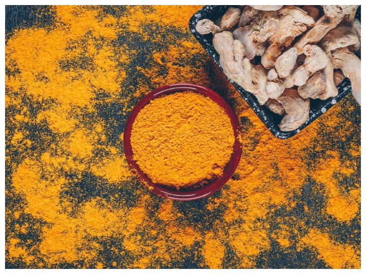 कच्ची हल्दी को हल्दी पाउडर की तुलना में ज्यादा ताज़ा और पौष्टिक माना जाता है. कच्ची हल्दी में कुरकुमिन नामक एंटीऑक्सीडेंट और एंटी-इंफ्लेमेटरी गुण ज्यादा पाए जाते हैं जो स्वास्थ्य के लिए बहुत लाभदायक होते हैं.