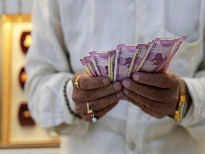 इसके साथ ही बैंक के जरूरी केवाईसी प्रक्रिया को पूरा करके आप 2000 रुपये के नोट को वापस कर सकते हैं.