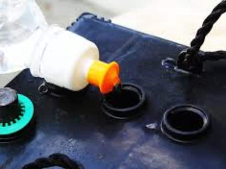 This is the right way to put water in the inverter battery इन्वर्टर बैटरी में पानी डालने का सबसे सही तरीका है ये, जानिए 99 फीसदी लोग इसमें गलती क्यों करते हैं