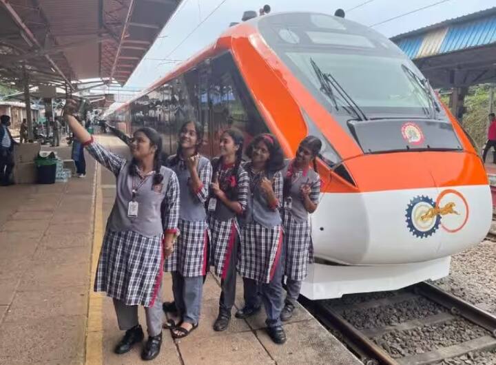 दरम्यान, लाँच झालेल्या वंदे भारत ट्रेनसोबत विद्यार्थ्यांनी सेल्फीही घेतले.