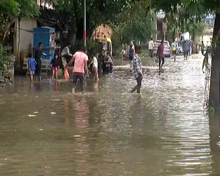 Limbayat area was flooded due to heavy rains in Surat સુરતમાં લિંબાયતમાં થોડા વરસાદમાં ઘૂંટણસમા પાણી ભરાયા, ઉધના-નવસારી રોડ પર ટ્રાફિકજામ