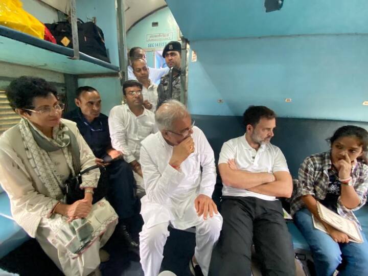 Rahul Gandhi train travel from Bilaspur to Raipur in Chhattisgarh Election 2023 राहुल गांधी ने ट्रेन में किया सफर, आम लोगों से बात करते आए नजर, देखें तस्वीर