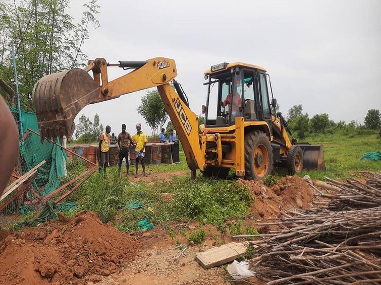 Thanjavur news InatukKhan Patti Air Force Action taken by  Base Construction of Permanent TNN விமானப்படை தளம் எடுத்த அதிரடி... நிரந்தர தடுப்புச்சுவர் அமைக்கும் பணி: தவிப்பில் இனாத்துக்கான் பட்டி மக்கள்