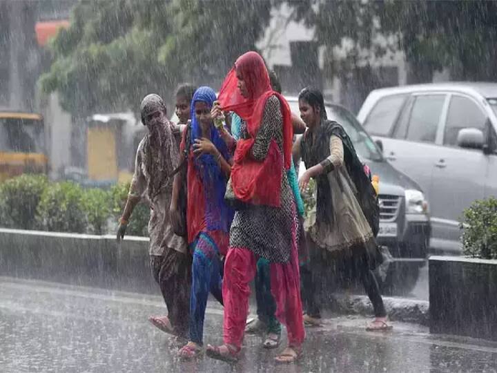 According to the Meteorological Department, very heavy rain may occur in 3 districts and heavy rain in 10 districts in Tamil Nadu today. TN Rain Alert:  3 மாவட்டங்களில் பொளக்கப்போகும் மிக கனமழை.. 10 மாவட்டங்களில் இருக்கு கனமழை.. இன்றைய வானிலை நிலவரம்..!