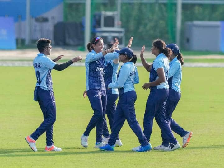 एशियन गेम्स 2023 में पहली बार क्रिकेट इवेंट में हिस्सा लेने गई भारतीय महिला क्रिकेट टीम ने गोल्ड मेडल मैच में श्रीलंका को 19 रनों से मात देने के साथ पदक अपने नाम किया.