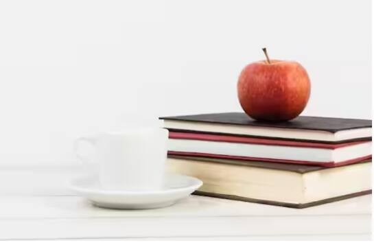 ਖਾਣੇ ਦੇ ਨਾਲ ਸੇਬ ਦਾ ਸੇਵਨ ਕਰਨ ਨਾਲ ਪਾਚਨ ਤੰਤਰ 'ਤੇ ਵਾਧੂ ਦਬਾਅ ਪੈਂਦਾ ਹੈ। ਸੇਬ ਵਿੱਚ ਮੌਜੂਦ ਫਾਈਬਰ ਅਤੇ ਸਖ਼ਤ ਭੋਜਨ ਪਦਾਰਥ ਇਕੱਠੇ ਹੋਣ ਨਾਲ ਹਜ਼ਮ ਕਰਨਾ ਮੁਸ਼ਕਲ ਹੋ ਸਕਦਾ ਹੈ।