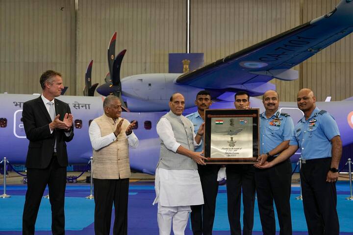 সর্বোচ্চ গতিবেগ ঘণ্টায় ৪৮০ কিলোমিটার। ছোট বা সম্পূর্ণ তৈরি ন হওয়া এয়ারস্ট্রিপ থেকেও উড়ান দিতে পারবে এটি। আকাশ থেকে বাহিনী বা রসদ নামানোর জন্য রিয়ার ব়্যাম্প থাকবে এই বিমানে।