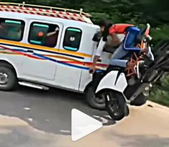 viral video bike stunt man ride bikes with girlfriend faces massive accident with van VIDEO: गर्लफ्रेंडला मागे बसवून 'धूम' स्टाईलने पळवत होता बाईक; अचानक व्हॅनशी टक्कर अन् दोघेही हवेत...