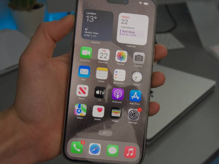 कितना आएगा खर्च? iPhone 15 और iPhone 15 Pro के ग्लास बैक की कीमत सबसे कम है. Apple वेबसाइट के मुताबिक, इसके लिए आपको 14,900 रुपये खर्च करने पड़ेंगे जबकि iPhone 15 Plus और iPhone 15 Pro Max के बैक ग्लास पैनल पर आपको 16,900 रुपये खर्च करने होंगे. यानि इस कीमत पर आप आराम से एक 5G एंड्रॉइड फोन खरीद सकते हैं.