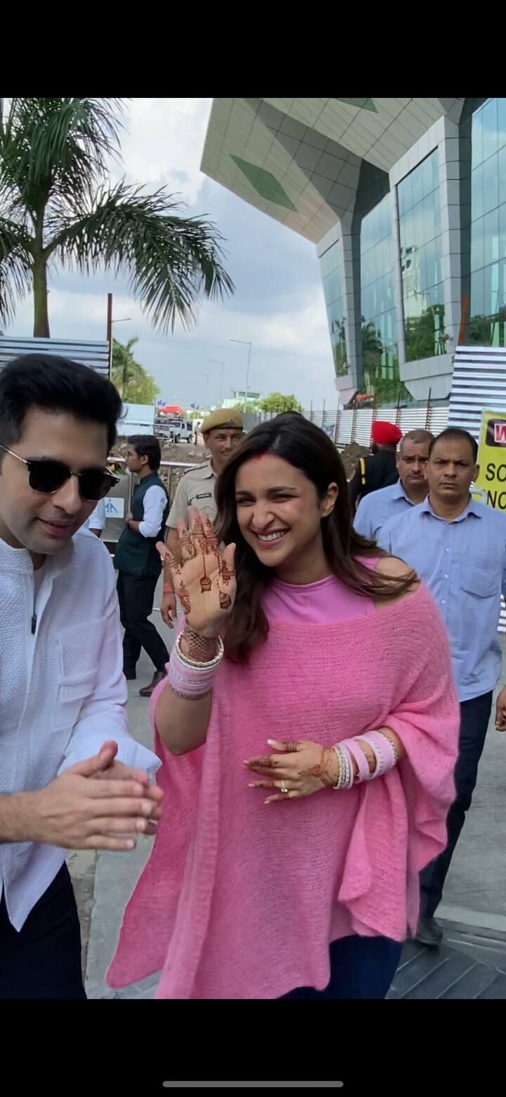 परिणाीति और राघव की ये तस्वीरें होटल से वापस लौटते वक्त की हैं. जिसमें परी एकदम सिंपल लेकिन स्टाइलिश लुक में नजर आ रही हैं.