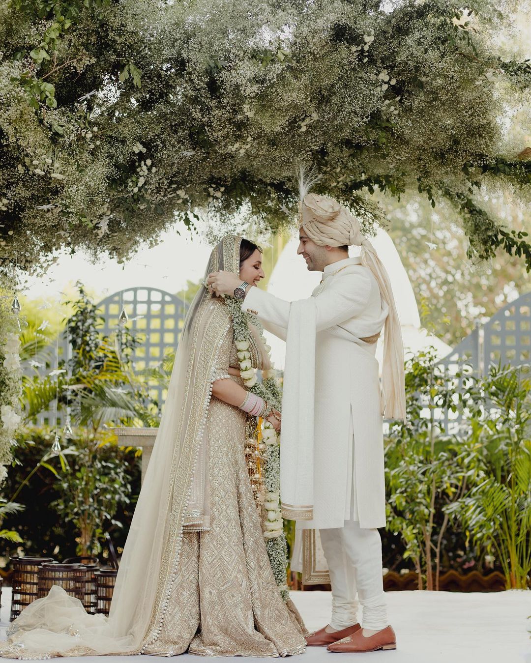 Parineeti-Raghav Wedding First Pic: अपनी शादी में बेहद खूबसूरत दिखे परिणीति चोपड़ा और राघव चड्ढा, वेडिंग की पहली तस्वीरें शेयर कर एक्ट्रेस ने कहा- इस दिन का कब से इंतजार था!