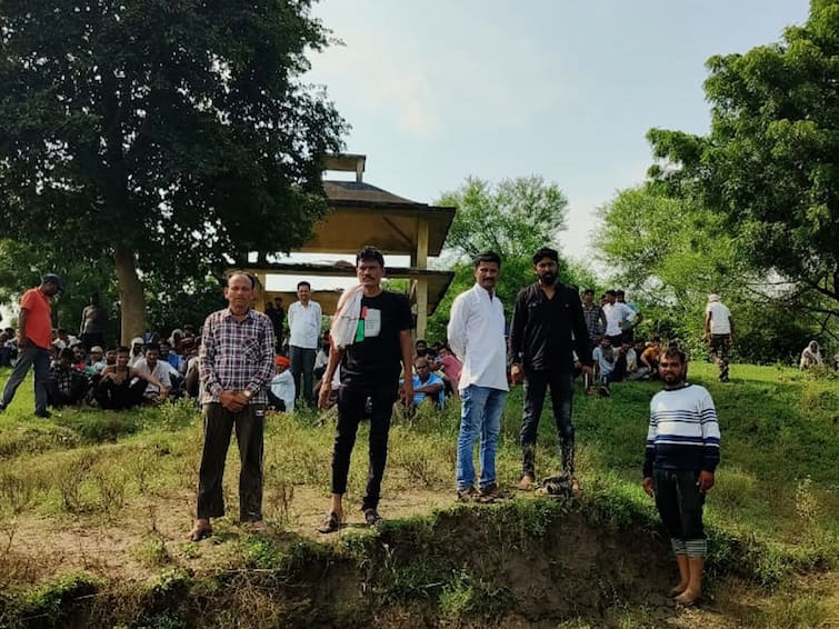 Bhandara Honey Bees attack civilians participating in funeral procession 200 injured Honey Bee Attack : भंडाऱ्यात अंत्ययात्रेत सहभागी नागरिकांवर मधमाशांचा हल्ला, प्रेत सोडून नागरिक सैरावैरा पळाले; 200 जण जखमी