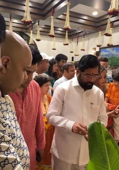 महाराष्ट्र CM के घर गणेश वंदना के लिए पहुंचे सितारे, Salman-Shah Rukh से लेकर  Shehnaaz Gill और रुपाली गांगुली तक ने लगाई हाजिरी