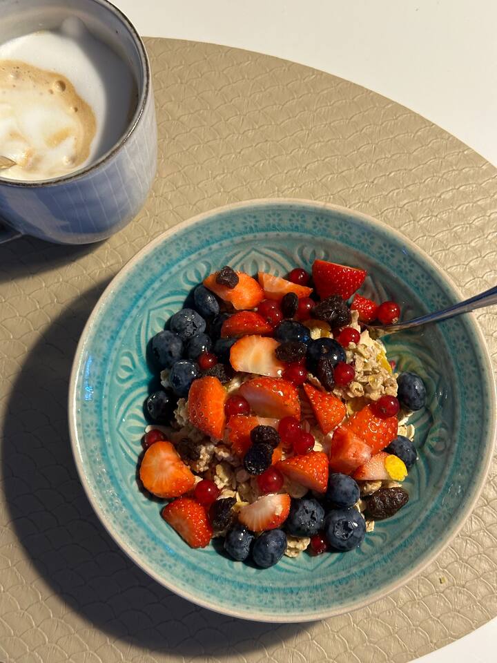 பின் ஊறவைத்த சப்ஜா விதையை ஸ்மாஷ் செய்து வைத்துள்ள பழ கலவையில் உற்றவும்.  