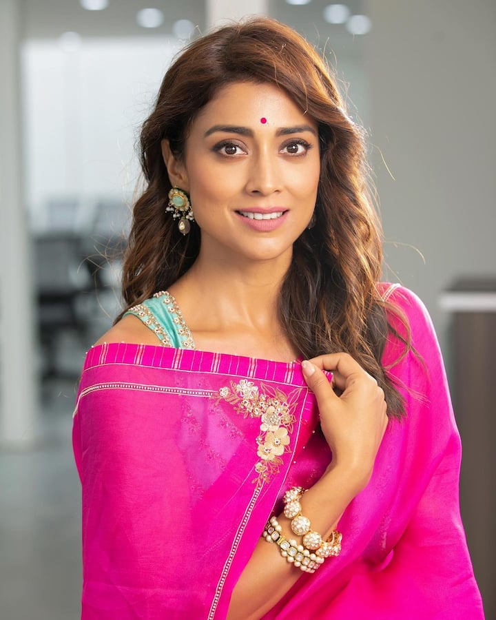 ఇందులో శ్రియ పింక్ శారీలో మెరిసిపోతూ కనిపించారు.