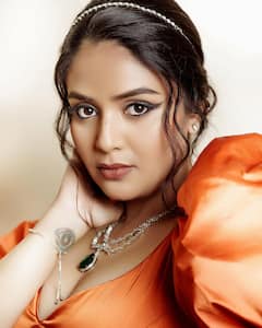 ఆరెంజ్ గౌనులో అదరగొడుతున్న శ్రీముఖి