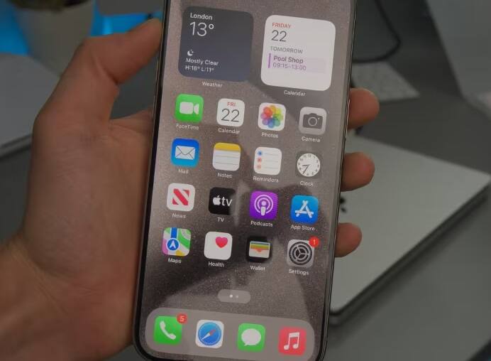 iPhone 15 અને iPhone 15 Proની ગ્લાસ બેક કિંમત સૌથી ઓછી છે. Appleની વેબસાઈટ અનુસાર, તમારે આ માટે 14,900 રૂપિયા ખર્ચવા પડશે જ્યારે iPhone 15 Plus અને iPhone 15 Pro Maxના બેક ગ્લાસ પેનલ પર તમારે 16,900 રૂપિયા ખર્ચવા પડશે. એટલે કે આ કિંમતે તમે આરામથી 5G એન્ડ્રોઇડ ફોન ખરીદી શકો છો.