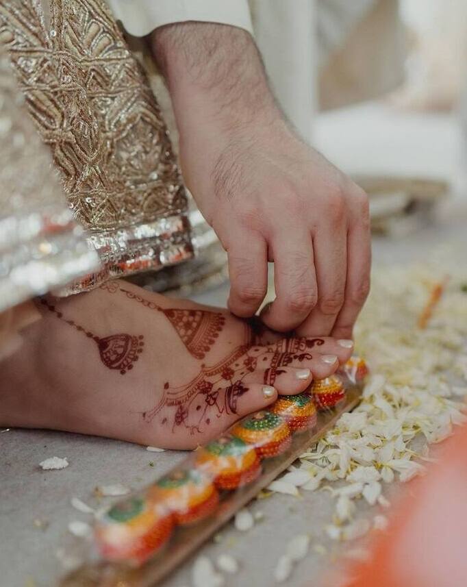 પરિણીતી અને રાઘવ તેમના લગ્નમાં ખૂબ જ સુંદર લાગી રહ્યા હતા. આ દરમિયાન AAP નેતા રાઘવ પરિણીતિનો હાથ પકડીને વેન્યૂમાં એન્ટ્રી કરતો જોવા મળી રહ્યા છે.