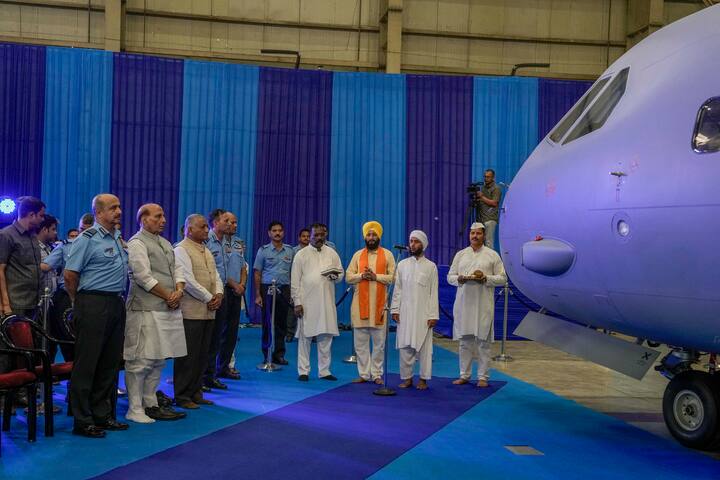 সোমবার Hindon Air Base-এ নতুন এই বিমানটি বাহিনীতে আনুষ্ঠানিক ভাবে যোগ দেওয়ানো হয়। প্রতিরক্ষা মন্ত্রী রাজনাথ সিংহের উপস্থিতিতে ভারতীয় বায়ুসেনায় অন্তর্ভুক্ত করা হয় C-295 পরিবহনকারী বিমানটি।