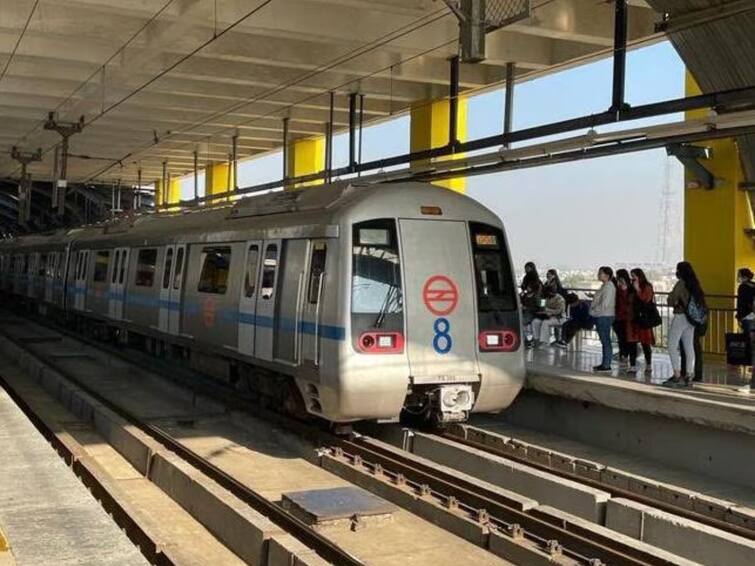 Viral Video Couple Kissing In Delhi Metro Coach Goes Viral, Netizens Slams ఢిల్లీ మెట్రో రైల్‌లో ముద్దులతో మైమరిచిపోయిన జంట, వైరల్ అవుతున్న వీడియో