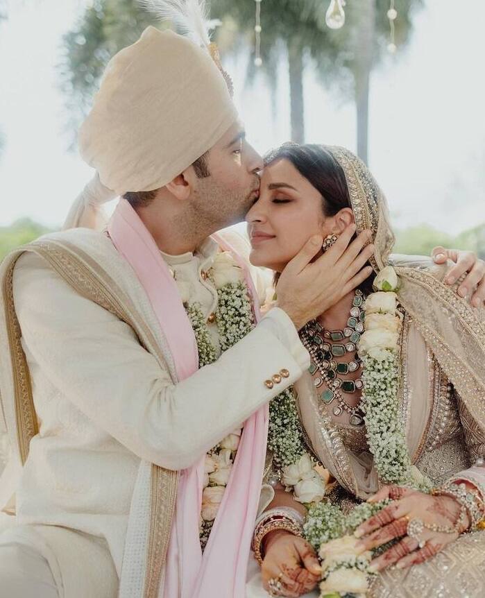 Parineeti-Raghav Chadha Wedding First Photo: અભિનેત્રી પરિણીતી ચોપરાએ સોશિયલ મીડિયા દ્વારા લગ્નની પહેલી ઝલક બતાવી છે. અભિનેત્રીએ પોતાના લગ્નની તસવીરો ઈન્સ્ટાગ્રામ પર શેર કરી છે.