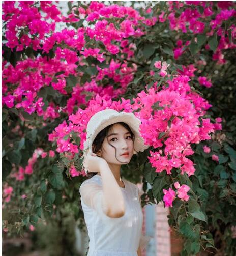 जपानी वॉटर थेरपी म्हणजे काय - जपानी वॉटर थेरपी अंतर्गत, चेहऱ्याची चमक आणि  उत्तम आरोग्यासाठी पाणी पिण्याचे काही खास नियम आहेत. असे म्हटले जाते की  जपानी लोक या थेरपीचा वापर करून त्यांच्या त्वचेची चमक कायम ठेवतात. असा  दावाही केला जातो की या थेरपीचे आपल्या आरोग्याशी संबंधित इतरही अनेक फायदे  आहेत, त्यामुळे आपण जपानी वॉटर थेरपीचे फायदे समजून घेऊ.