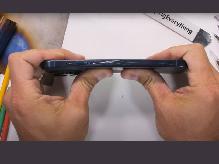 एप्पल की नई सीरीज लॉन्च होने के बाद लोग स्मार्टफोन के साथ अलग-अलग तरह के टेस्ट कर रहे हैं. यूट्यूब पर JerryRigEverything नाम के एक क्रिएटर ने  iPhone 15 Pro Max के बैक ग्लास की ड्यूरेबिलिटी चेक की. इस दौरान यूट्यूबर ने बताया कि प्रो मैक्स का ग्लास आसानी से टूट जाता है जबकि प्रो मॉडल का बैक ग्लास बेंड करने में नहीं टूटता.