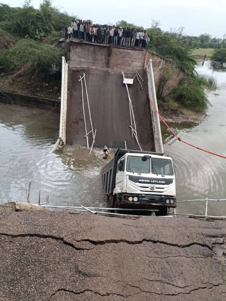 In Surendranagar Bridge Collapse Tragedy Revealed, Instead of Blocking the Road, the Administration Just Put a Warning Board સુરેન્દ્રનગર બ્રિજ ધરાશાયી દુર્ઘટનામાં થયો મોટો ખુલાસો, પ્રશાસને રસ્તો બંધ કરવાને બદલે માત્ર.....