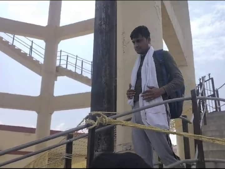 Rajasthan Bharatpur youth climbs overhead water tank in bharatpur demanding govt job ann Rajasthan: भरतपुर में CRPF में अनुकंपा पर नहीं मिली नौकरी, पानी की टंकी पर चढ़ गया युवक फिर...