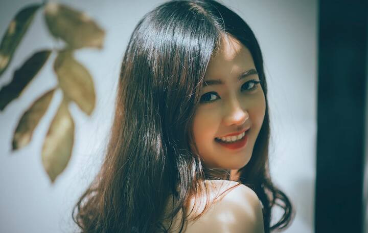 तजेलदार त्वचेसाठी योग्य प्रमाणात पाणी पिणे आवश्यक असल्याचे वैद्यकीय तज्ज्ञांचे  मत आहे. अशा परिस्थितीत, दररोज पुरेशा प्रमाणात पाणी प्यायल्याने चेहऱ्यावरील  काळे डाग, मुरुम, फ्रिकल्स आणि इतर समस्यांपासून बऱ्यापैकी आराम मिळतो.