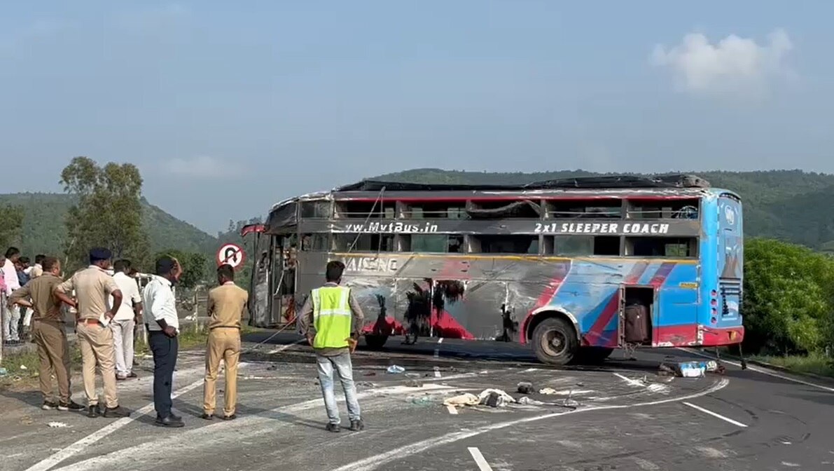 Bus Accident: શામળાજી રૉડ પર બસ પલટી ખાઇ જતાં 16 મુસાફરો ઘાયલ, બે ક્રેનની મદદથી હટાવાઇ બસ