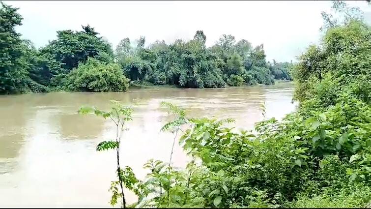 Huge Area Of Kushmandi Block Of Dakshin Dinajpur Under Water Due To Overnight Rain Dakshin Dinajpur:রাতভর বৃষ্টিতে জলমগ্ন কুশমন্ডি ব্লকের বিস্তীর্ণ এলাকা, রাজ্য সড়কে ব্যাহত যান চলাচল