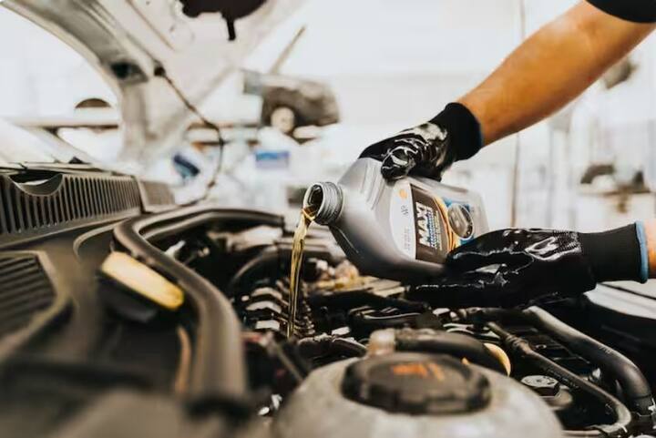 Bike Engine Oil Tips: ਕਿਸੇ ਵੀ ਵਾਹਨ ਦਾ ਇੰਜਣ ਸਭ ਤੋਂ ਮਹੱਤਵਪੂਰਨ ਹਿੱਸਾ ਹੁੰਦਾ ਹੈ। ਕਿਉਂਕਿ ਇਹ ਉਹ ਇੰਜਣ ਹੈ ਜਿਸ ਰਾਹੀਂ ਵਾਹਨ ਨੂੰ ਸ਼ਕਤੀ ਮਿਲਦੀ ਹੈ ਅਤੇ ਅੱਗੇ ਵਧਣ ਦੇ ਯੋਗ ਹੁੰਦਾ ਹੈ। ਇਹ ਇੰਜਣ ਕਈ ਹਿੱਸਿਆਂ ਦਾ ਬਣਿਆ ਹੁੰਦਾ ਹੈ, ਅਤੇ ਇੰਜਣ ਦੇ ਤੇਲ ਦੀ ਵਰਤੋਂ ਉਹਨਾਂ ਵਿਚਕਾਰ ਟੁੱਟਣ ਤੇ ਘਸਾਵਟ ਨੂੰ ਰੋਕਣ ਲਈ ਕੀਤੀ ਜਾਂਦੀ ਹੈ। ਜੇਕਰ ਇੰਜਨ ਆਇਲ ਦੀ ਸਹੀ ਵਰਤੋਂ ਨਹੀਂ ਕੀਤੀ ਜਾਂਦੀ ਹੈ, ਤਾਂ ਇਸ ਨਾਲ ਪੁਰਜ਼ੇ ਟੁੱਟ ਸਕਦੇ ਹਨ। ਦਰਅਸਲ, ਵਾਹਨ ਦੇ ਲਗਾਤਾਰ ਚੱਲਣ ਕਾਰਨ ਕੁਝ ਸਮੇਂ ਬਾਅਦ ਇੰਜਣ ਦਾ ਤੇਲ ਖਰਾਬ ਹੁੰਦਾ ਰਹਿੰਦਾ ਹੈ ਅਤੇ ਇਸ ਨੂੰ ਬਦਲਣ ਦੀ ਜ਼ਰੂਰਤ ਹੁੰਦੀ ਹੈ। ਅਜਿਹੇ 'ਚ ਤੁਸੀਂ ਆਪਣੇ ਦਿਮਾਗ 'ਚ ਕਈ ਵਾਰ ਸੋਚ ਰਹੇ ਹੋਵੋਗੇ ਕਿ ਸਾਨੂੰ ਬਾਈਕ ਦਾ ਇੰਜਣ ਆਇਲ ਕਦੋਂ ਬਦਲਣਾ ਚਾਹੀਦਾ ਹੈ, ਤਾਂ ਆਓ ਜਾਣਦੇ ਹਾਂ ਬਾਈਕ ਦੇ ਕੁਝ ਸਿਗਨਲ ਬਾਰੇ, ਜੋ ਦੱਸਦੇ ਹਨ ਕਿ ਹੁਣ ਤੇਲ ਨੂੰ ਬਦਲਣਾ ਚਾਹੀਦਾ ਹੈ ਤਾਂ ਕਿ ਕਾਰ ਦਾ ਇੰਜਣ ਦਾ ਤੇਲ ਬਿਹਤਰ ਹੈ। ਜੀਵਨ ਜਾਰੀ ਰਹੇਗਾ।