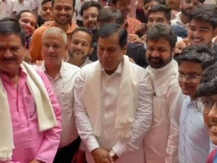 Sarbananda Sonowal Varanasi Visit: केंद्रीय मंत्री सर्बानंद सोनोवाल ने कहा कि कांग्रेस और उनके साथी गठबंधन नेताओं का इतिहास घोटाले से जुड़ा हुआ है. इंडिया गठबंधन सिर्फ पब्लिसिटी के लिए है.