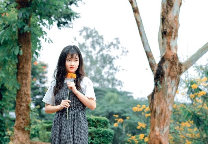 जपानी वॉटर थेरपीचे पालन कसे करावे - जपानी वॉटर थेरपी सांगते की दिवसभरात  जास्तीत जास्त पाणी प्या. याची सुरुवात सकाळीच करावी लागते, उठल्यानंतर लगेच  रिकाम्या पोटी 4 ते 6 ग्लास कोमट पाणी प्यावे लागते. लक्षात ठेवा की प्रत्येक ग्लासमध्ये  पाण्याचे प्रमाण 160-200 मिली असावे.