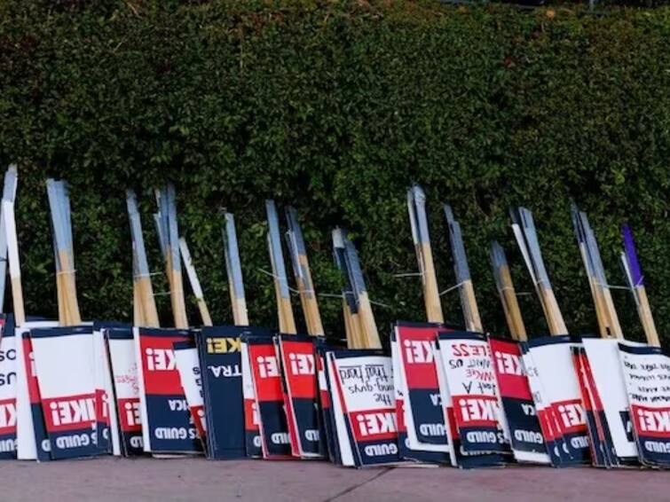 writers guild of america comes to a deal with hollywood studios Hollywood Strike End: முடிவுக்கு வந்தது ஹாலிவுட் எழுத்தாளர்களின் 145 நாள் போராட்டம்..  தயாரிப்பு நிறுவனங்கள் ஹேப்பி!