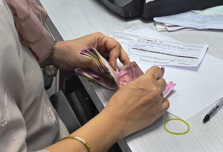 রিজার্ভ ব্যাঙ্ক অফ ইন্ডিয়া সমস্ত নাগরিককে ৩০ সেপ্টেম্বরের এর মধ্যে ২০০০ টাকার নোট জমা দিতে বলেছে। এমন পরিস্থিতিতে এই নোটগুলি জমা দেওয়ার সময়সীমা ঘনিয়ে আসছে।