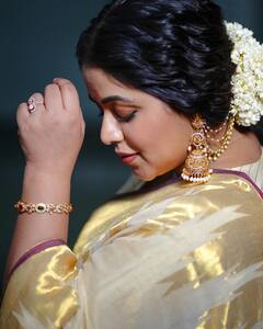 Actress Poorna: పట్టుచీరలో నటి పూర్ణ- ముసిముసి నవ్వులతో మెస్మరైజ్