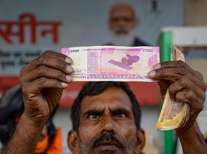 ১ সেপ্টেম্বর, RBI জানিয়েছিল যে ১৯ মে পর্যন্ত বাজারে যতগুলো ২০০০ টাকার নোট চলছিল তার ৯৩ শতাংশই ফিরে এসেছে ব্যাঙ্কে। ৩১ অগাস্ট পর্যন্ত বাজার থেকে যতগুলো ২০০০ টাকার নোট ফিরে এসেছে তার বাজারমূল্য ৩.৩২ লক্ষ কোটি টাকা।  সর্বশেষ যে তথ্য পাওয়া গিয়েছে তাতে এখনও পর্যন্ত লেনদেনের চক্র থেকে যতগুলো ব্যাঙ্কনোট (Bank Note) ফিরে এসেছে। তার মধ্যে ৮৭ শতাংশই ব্য়াঙ্কে জমা পড়েছে। বাকি ১৩ শতাংশ অন্য ব্যাঙ্কনোট পরিবর্তিত করে ফেরত নেওয়া হয়েছে।