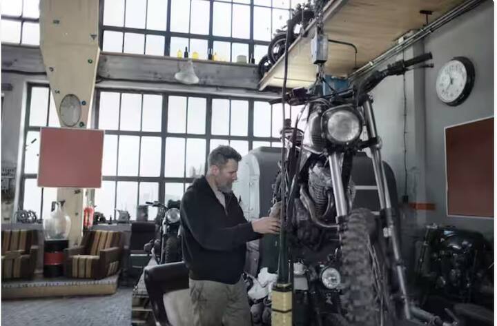 ਜੇਕਰ ਤੁਹਾਡੀ ਬਾਈਕ ਦਾ ਇੰਜਣ ਆਮ ਨਾਲੋਂ ਜ਼ਿਆਦਾ ਸ਼ੋਰ ਕਰ ਰਿਹਾ ਹੈ ਤਾਂ ਸਮਝ ਲੈਣਾ ਚਾਹੀਦਾ ਹੈ ਕਿ ਇਸ ਦੇ ਇੰਜਣ ਦਾ ਤੇਲ ਬਦਲਣ ਦੀ ਲੋੜ ਹੈ। ਕਿਉਂਕਿ ਇਹ ਆਵਾਜ਼ ਇੰਜਣ ਦੇ ਹਿੱਸੇ ਇੱਕ ਦੂਜੇ ਦੇ ਵਿਰੁੱਧ ਰਗੜਨ ਕਾਰਨ ਹੋ ਸਕਦੀ ਹੈ। ਇਹ ਉਦੋਂ ਹੀ ਹੁੰਦਾ ਹੈ ਜਦੋਂ ਉਨ੍ਹਾਂ ਵਿੱਚ ਲੁਬਰੀਕੇਸ਼ਨ ਘੱਟ ਜਾਂਦਾ ਹੈ।