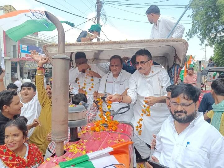 MP Elections 2023: छतरपुर में कांग्रेस की जन आक्रोश यात्रा, जनता से किए 11 वादे, ट्रैक्टर के साथ शामिल हुए किसान MP Assembly Elections 2023 Congress Jan Akrosh Yatra in Chhatarpur farmers joined with tractors ann MP Elections 2023: छतरपुर में कांग्रेस की जन आक्रोश यात्रा, जनता से किए 11 वादे, ट्रैक्टर के साथ शामिल हुए किसान