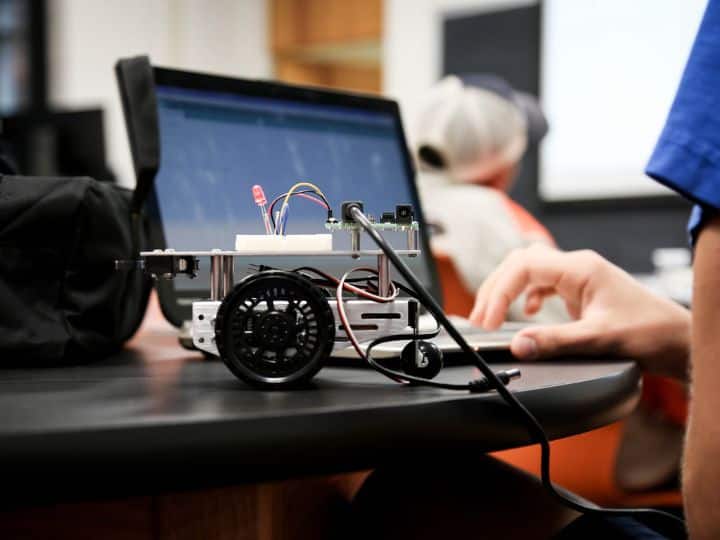 भारतीय युवाओं के लिए खजाने का दरवाजा है ये पढ़ाई, ग्रेजुएशन के बाद मिलेगा लाखों का पैकेज Make a career in robotic engineering know about the best robotic engineering colleges in India भारतीय युवाओं के लिए खजाने का दरवाजा है ये पढ़ाई, ग्रेजुएशन के बाद मिलेगा लाखों का पैकेज