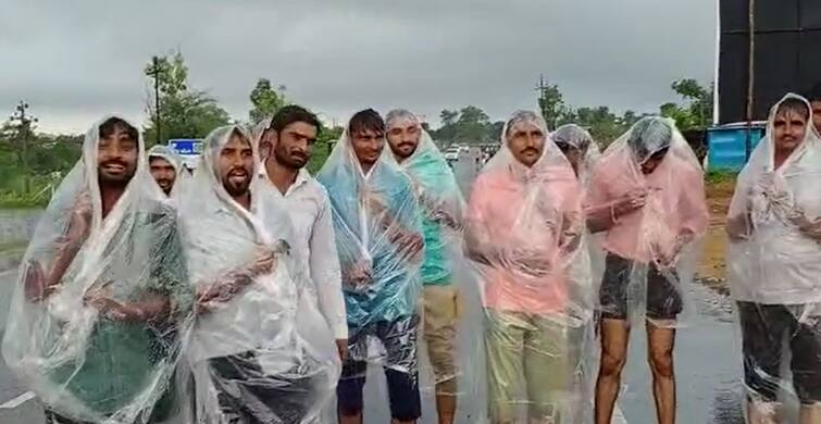 Bhakt Photos: devotee pics viral from ambaji highway over the bhadarvi poonam mela Mela Photos: વરસતા વરસાદની વચ્ચે ભક્તોનો જોશ હાઇ, માં અંબેના નાદ સાથે અંબાજીના રસ્તે.....